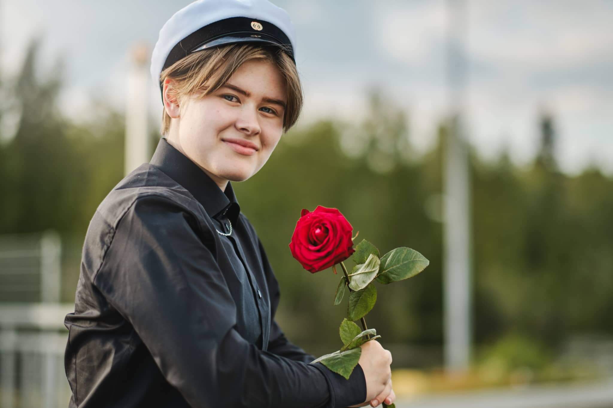 Ylioppilaskuva Jyväskylä Naissaaressa ruusu kädessä