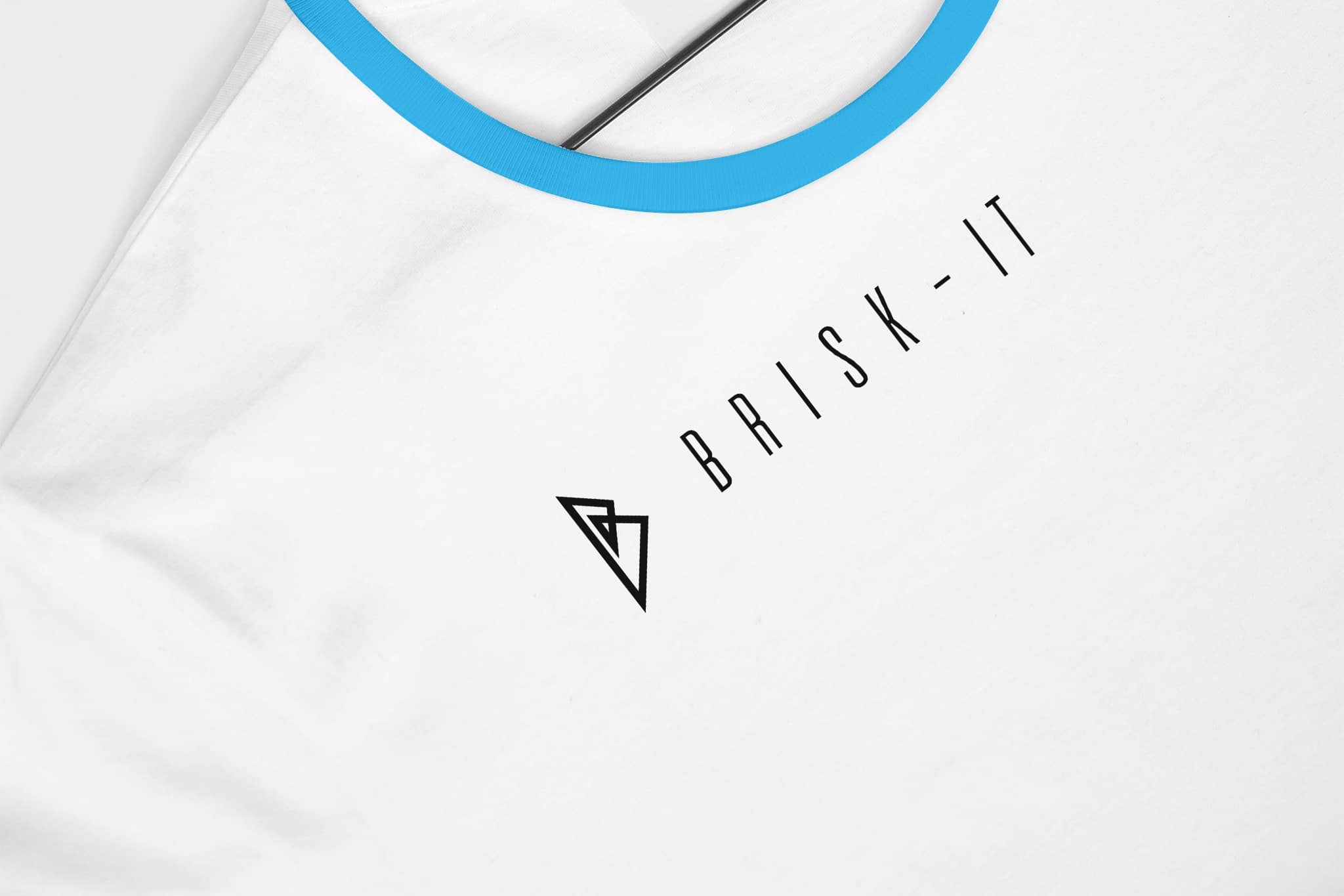 logon suunnittelu mockup BriskIt_logo_tshirt