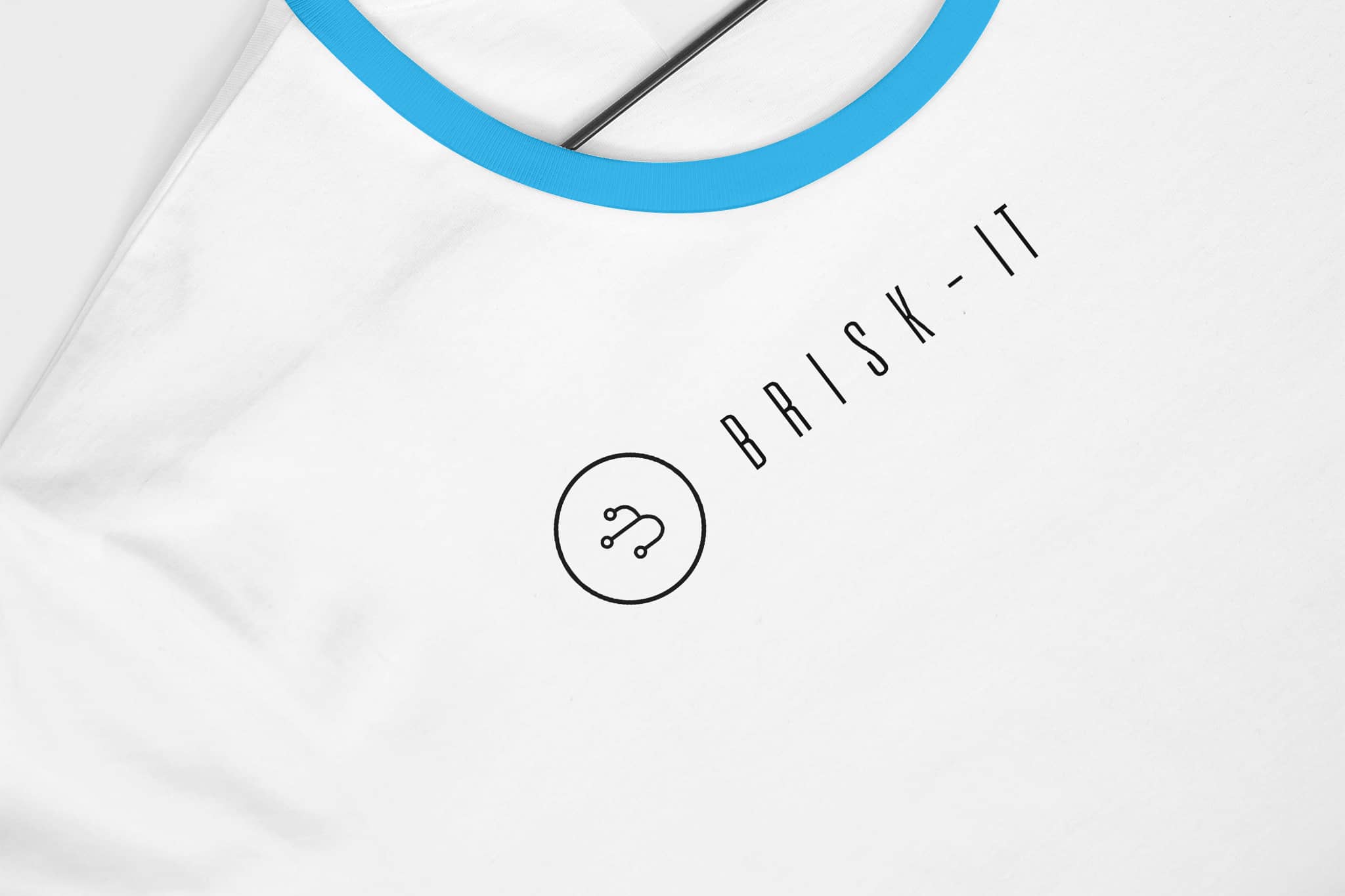 logon suunnittelu mockup BriskIt_logo_tshirt2