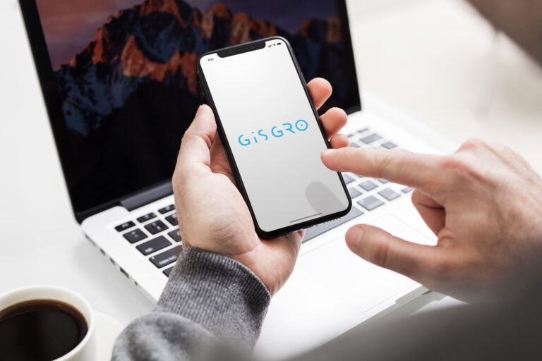 Gisgron brändiuudistus Jyväskylä 2025 Gisgro-logon-suunnittelu-iphone mockup