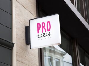 Logon suunnittelu yritykselle Protilit logo-seinäkyltissä_ilman-ympyrää