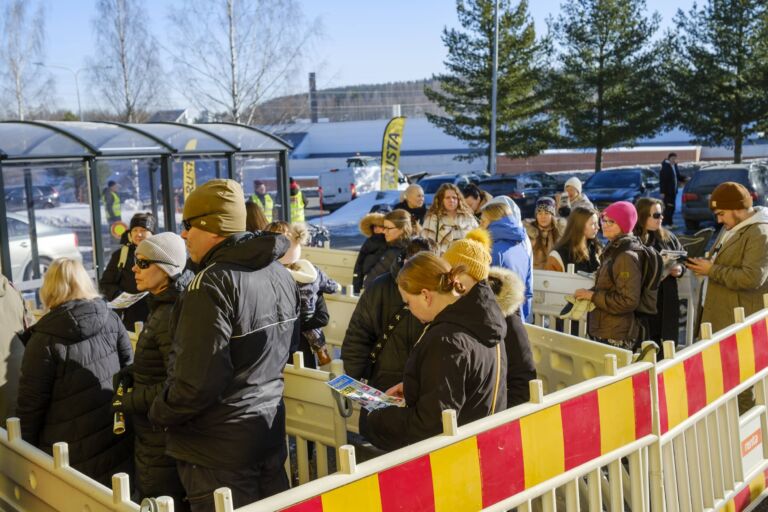 yrityskuvaus jyväskylä rustan avajaiset keljossa jonoa ulkona