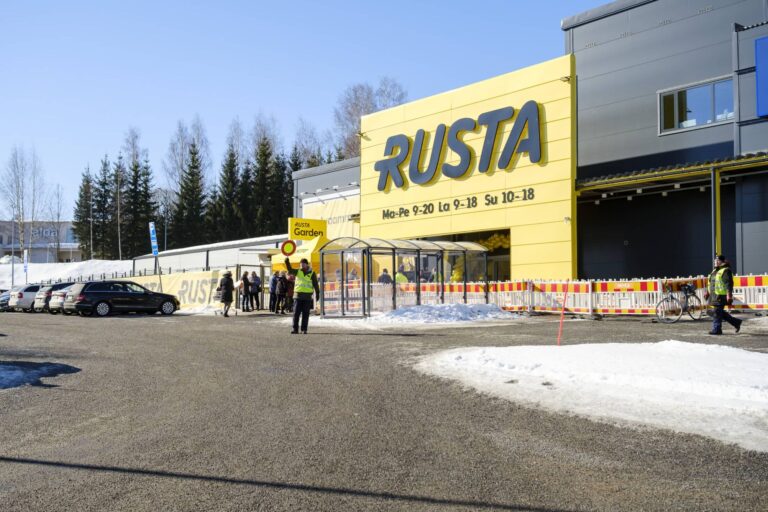 yrityskuvaus jyväskylä rustan avajaiset keljossa parkkipaikka