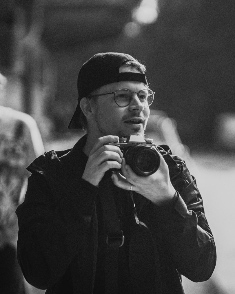 valokuvaus jyväskylä niklas isberg vaajakoskella opastamassa mallia