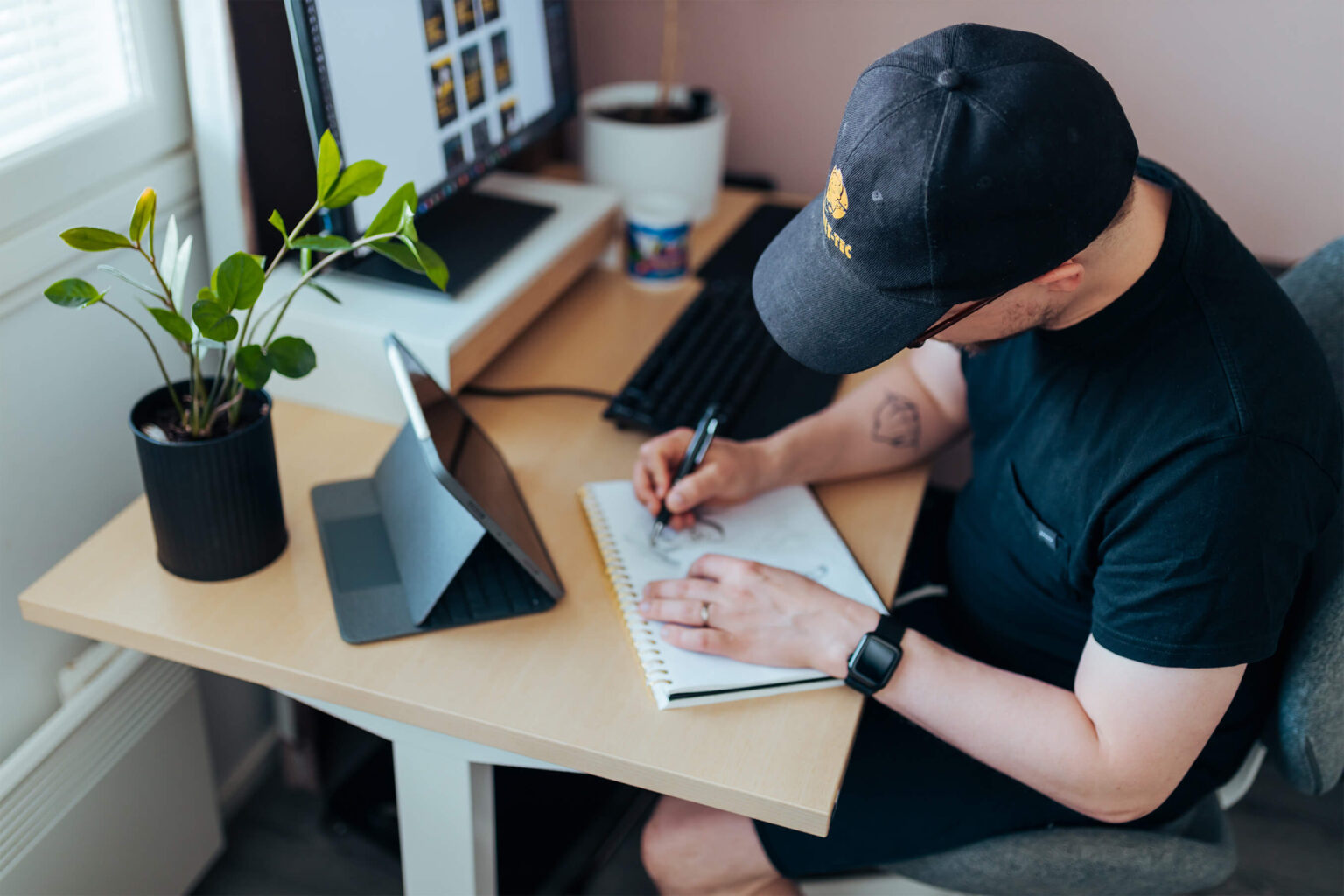 Niklas Isberg piirtämässä työpöydän ääressä, Logon suunnittelu Jyväskylä