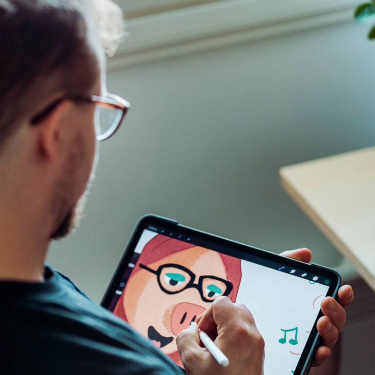 Niklas piirtää tabletilla
