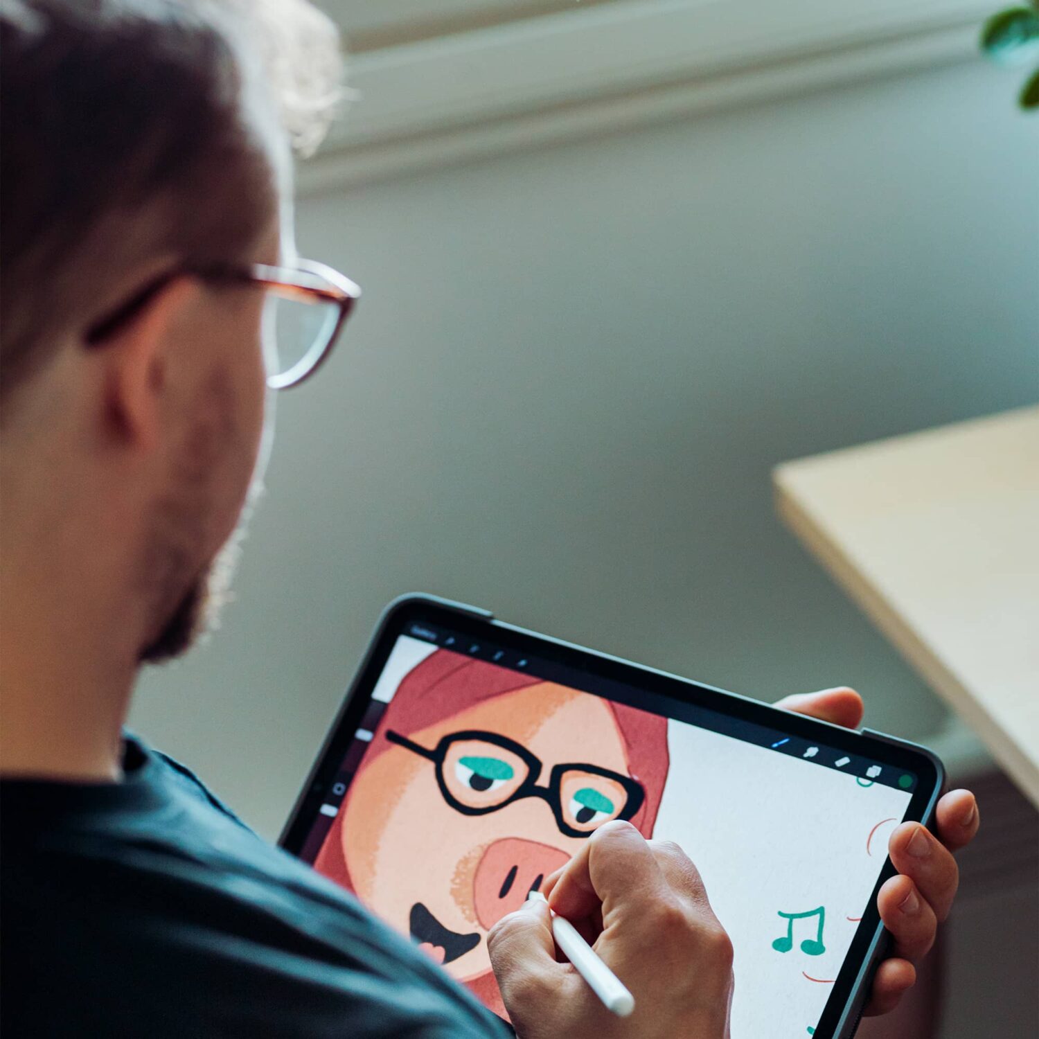 Niklas piirtää tabletilla